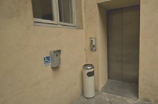 L’accesso per disabili in Comune e il corrimano alle Poste