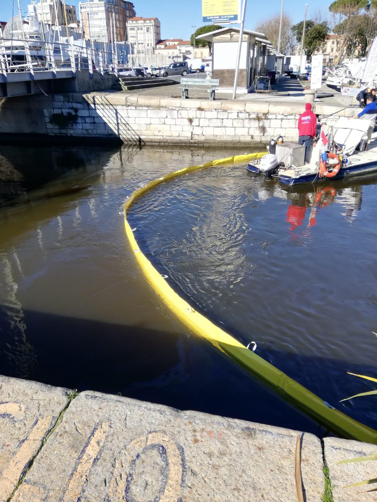 Barca sversa quaranta litri di gasolio in acqua 