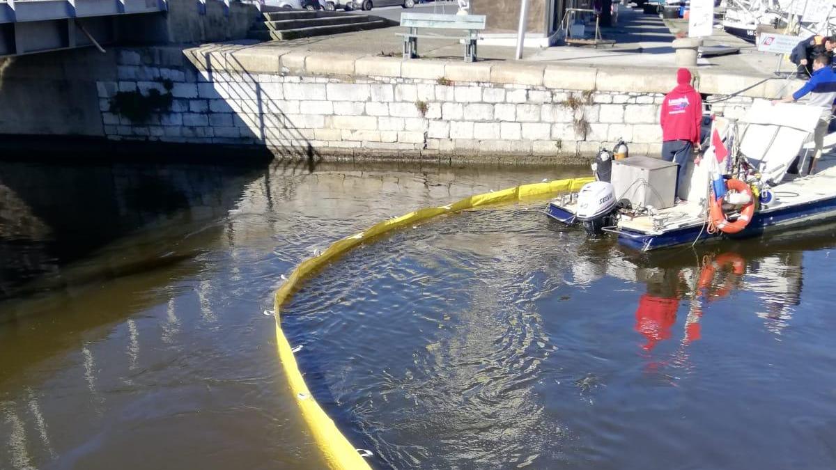 Barca sversa quaranta litri di gasolio in acqua