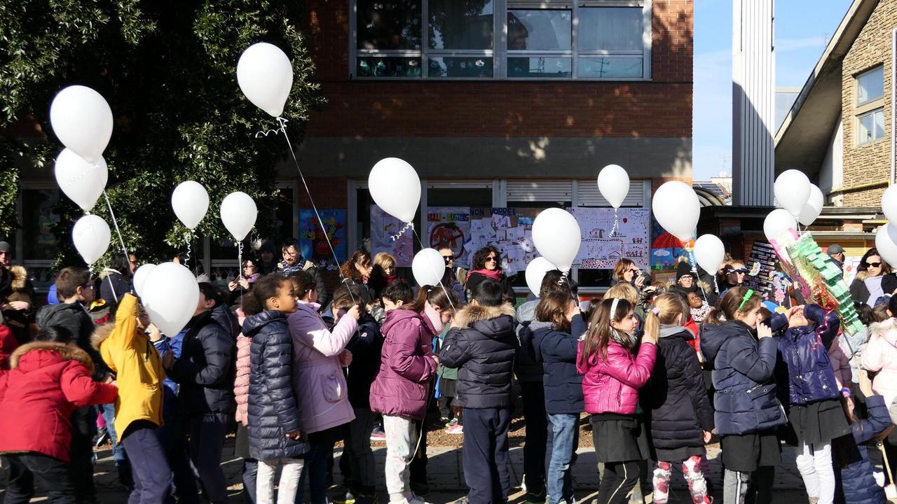 Cento palloncini bianchi per dire "no" al cyberbullismo