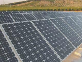 Una distesa di pannelli fotovoltaici