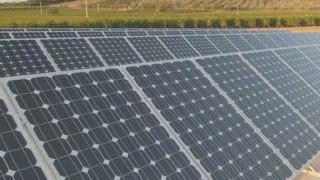 Una distesa di pannelli fotovoltaici