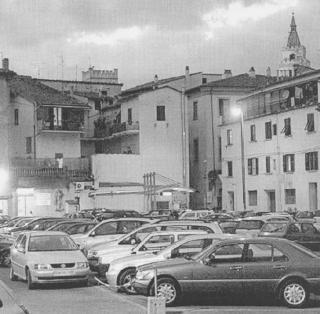 Una pattuglia della polizia impegnata in controlli notturni. In alto, il parcheggio della Misericordia