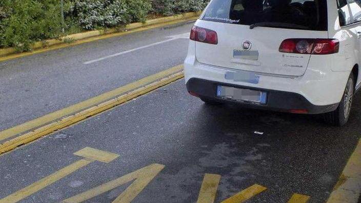 Rubano l’auto e picchiano il tassista: arrestati due giovani