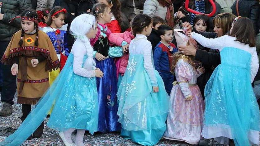 Carnevale in piazza tra bancarelle e giochi gonfiabili