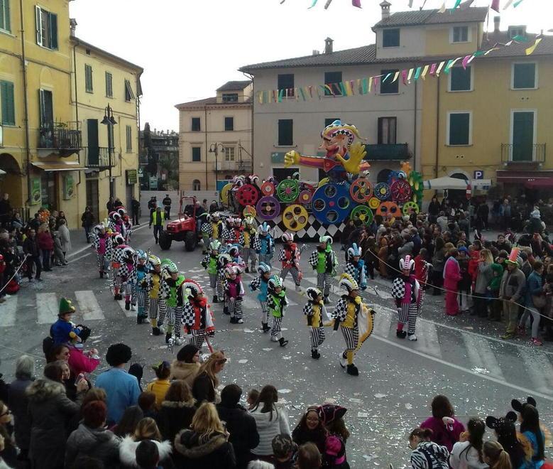 Sfida di colori e omaggi ai big Ecco i titoli dei carri in gara