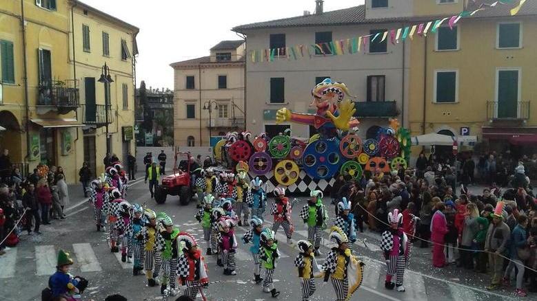 Sfida di colori e omaggi ai big Ecco i titoli dei carri in gara