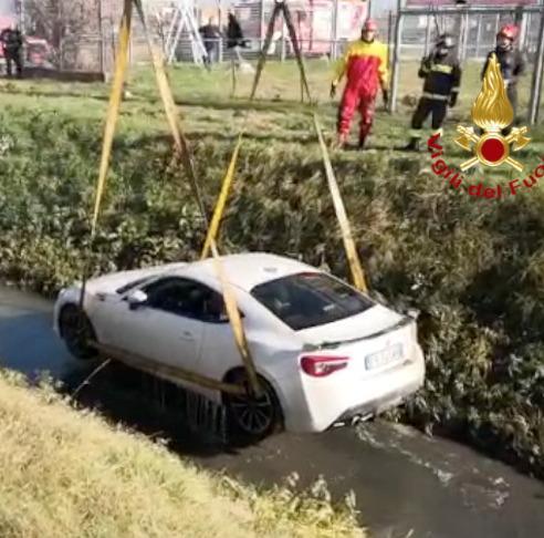 Recuperata dai vigili auto finita nel fosso
