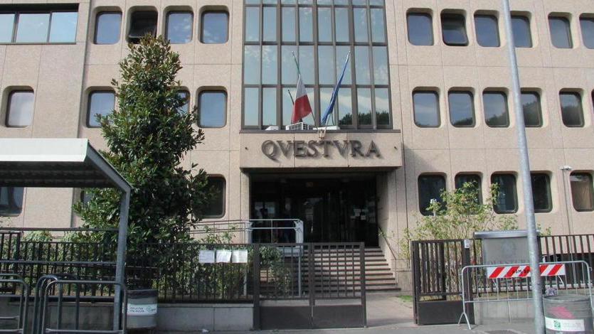 Ruba un portafoglio e corre in Questura «Sono stato io»