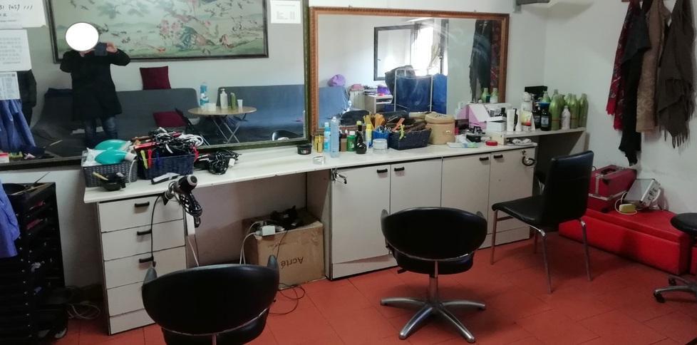 I vigili sequestrano un altro negozio di parrucchiera 