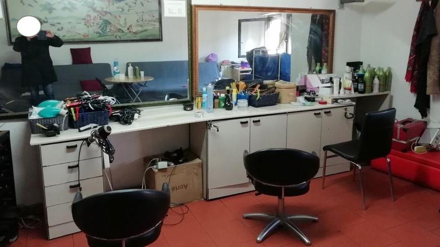 I vigili sequestrano un altro negozio di parrucchiera
