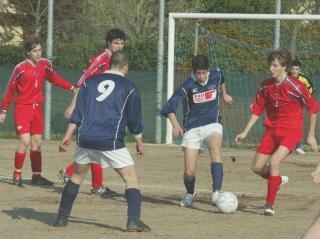 Il tecnico Aiazzi e un’azione di gioco al Ribelli