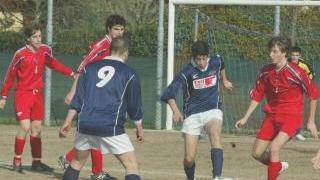 Il tecnico Aiazzi e un’azione di gioco al Ribelli