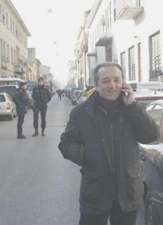 L’assesore alla Sicurezza Aldo Milone e dietro una pattuglia di militari