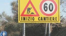 Il cartello che indica l’inizio del cantiere sulla Variante Sulla destra uno dei terreni di Vada interessati dal taglio degli olivi. Di queste piante ne saranno tagliate un centinaio