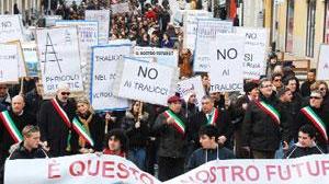Serrande abbassate all'Elba contro i tralicci di Terna