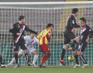 <strong>FLASH.</strong> A sinistra la rete di Scaglia su punizione per il 2-0 in favore del Gallipoli. Sopra Freddi e Melucci controllano gli attaccanti giallorossi A destra Mauro Esposito sferra il tiro del gol del pareggio, entrando nella classifica cannonieri già alla sua prima presenza in biancorosso