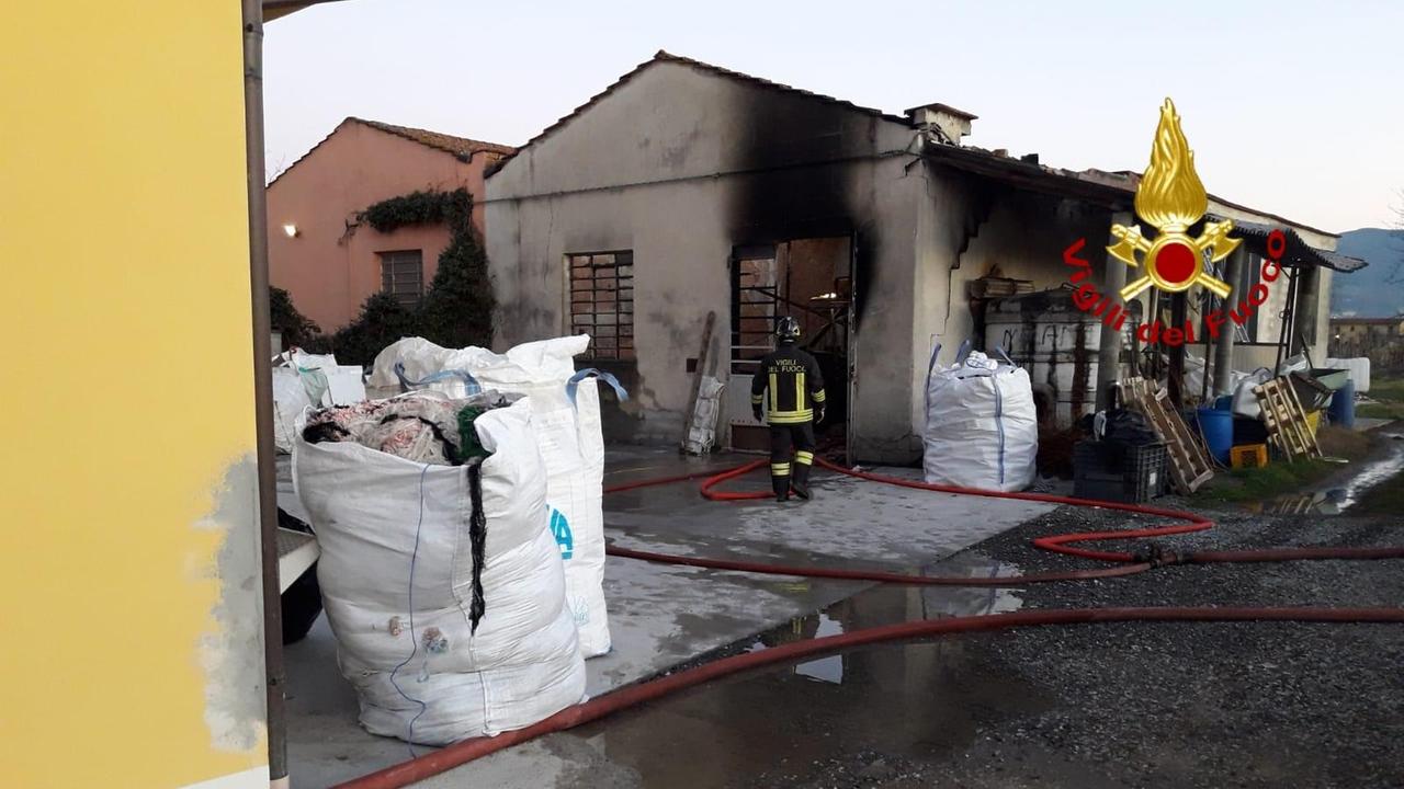 L'intervento dei vigili del fuoco in via Borgo di Casale