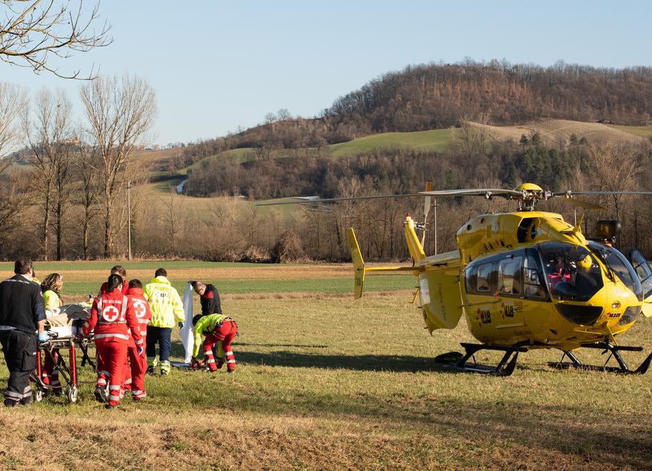 Il responsabile della sicurezza della ditta ceramica Gresmalt viene portato all'ospedale a bordo dell'elisoccorso dopo un volo di 8 metri (Foto Nicola Formaciari)