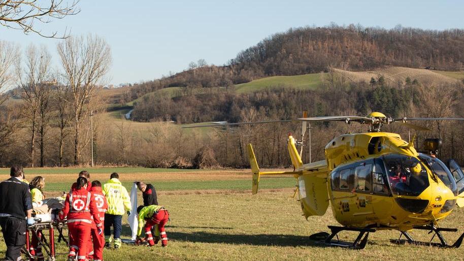 Il responsabile della sicurezza della ditta ceramica Gresmalt viene portato all'ospedale a bordo dell'elisoccorso dopo un volo di 8 metri (Foto Nicola Formaciari)