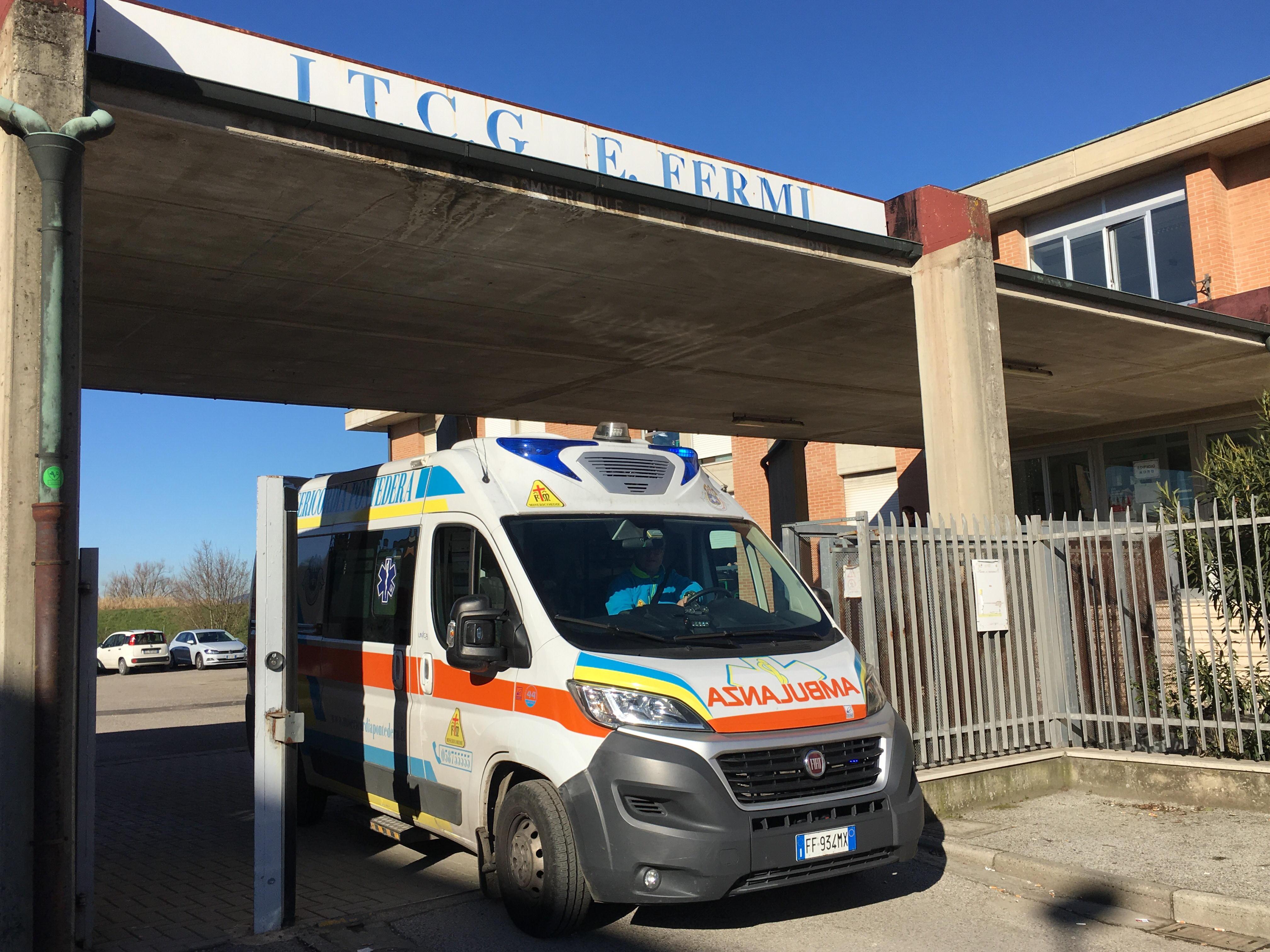 L'arrivo dell'ambulanza al Fermi di Pontedera