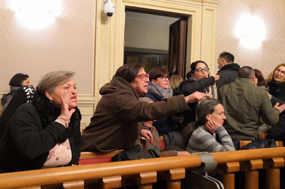 Pascoli, parapiglia in consiglio comunale dopo il voto dei grillini 