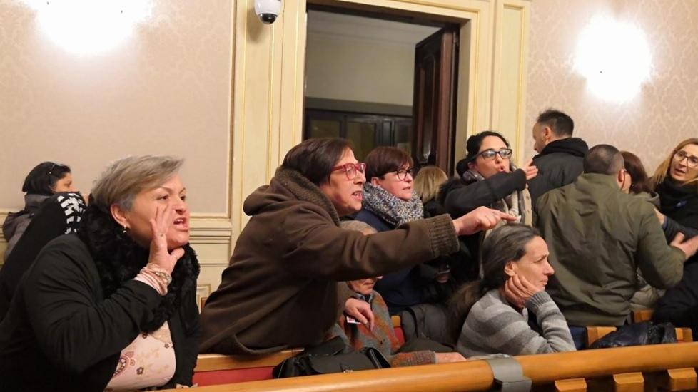 Pascoli, parapiglia in consiglio comunale dopo il voto dei grillini