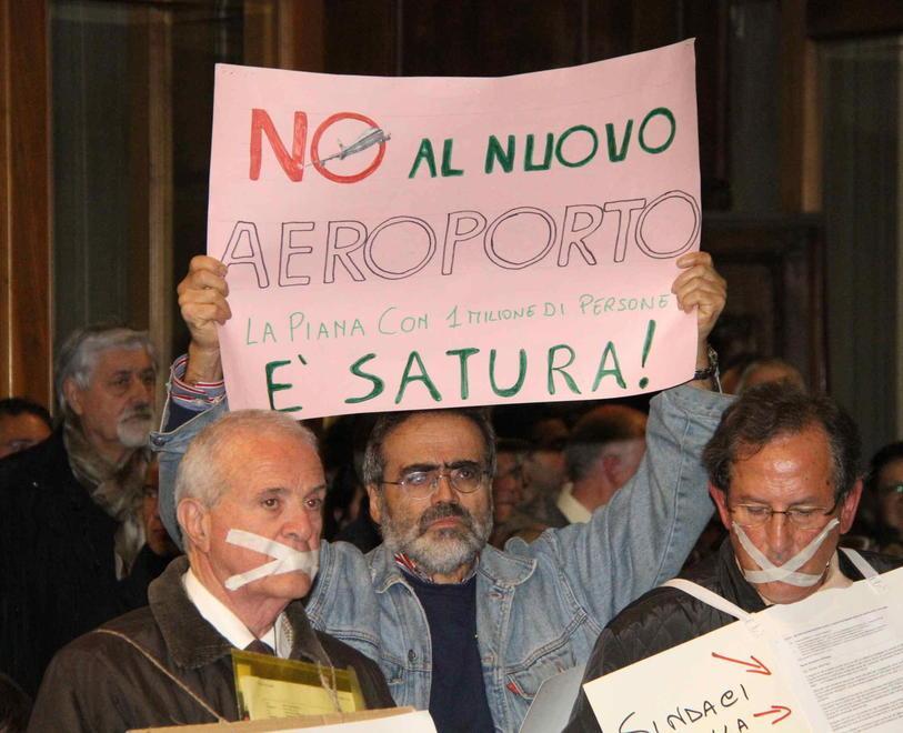La protesta in consiglio comunale contro l'ampliamento dell'aeroporto di Peretola (foto d'archivio)