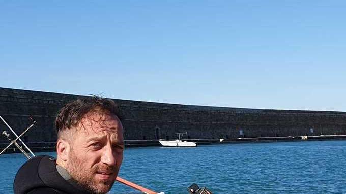 Barca affondata in porto, possibile impatto con gli scogli