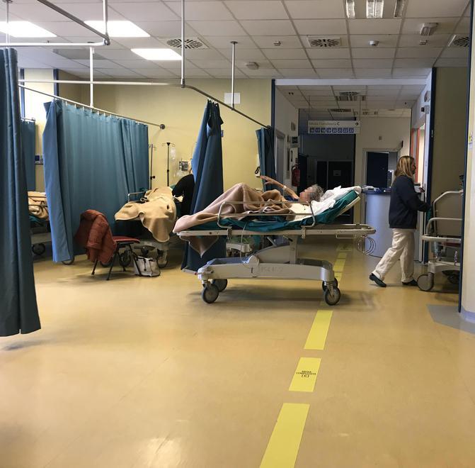 Un'anziana su una barella al pronto soccorso