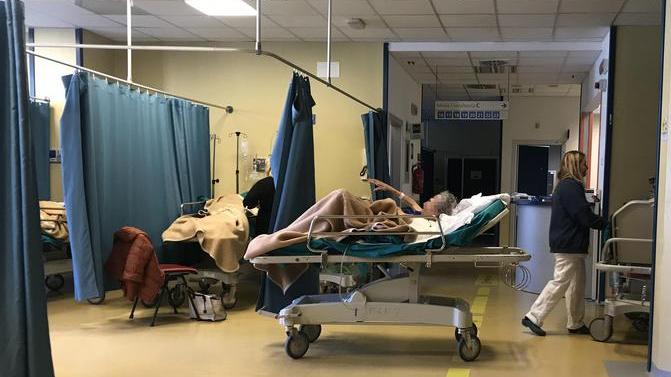 Un'anziana su una barella al pronto soccorso