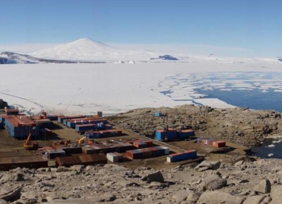 La baia ghiacciata usata come pista per l’atterraggio di aerei ed elicotteri e la stazione antartica “Mario Zucchelli” che ospita i ricercatori e i militari italiani