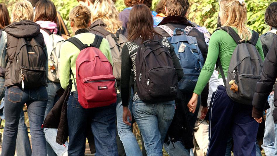 Modena, all'Istituto Deledda: «Minacciate e poi picchiate dalle compagne di scuola»