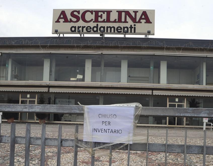 Formigine. Prendono i soldi e non consegnano I clienti denunciano il mobilificio 