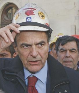 Sopra Pierluigi Bersani A fianco le acciaierie di Piombino
