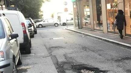 Slalom per le vie di Massa tra buche e veri crateri Guidi: risorse già destinate