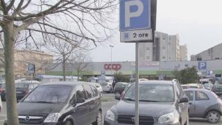 Sosta col disco orario al parcheggio Coop,multa dopo due ore