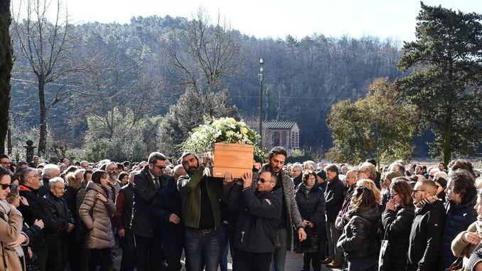 Folla commossa per l’addio ad Alessandro