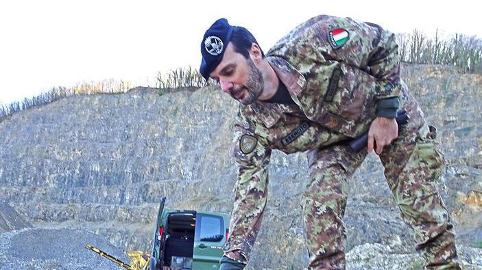 Arriva il vento e dalle conchiglie spunta fuori una bomba a mano