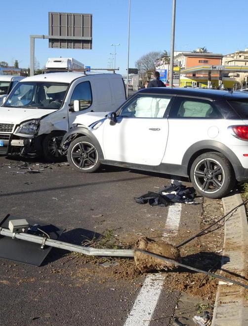 Salto di carreggiata dopo l’infarto al volante rianimato sessantenne 