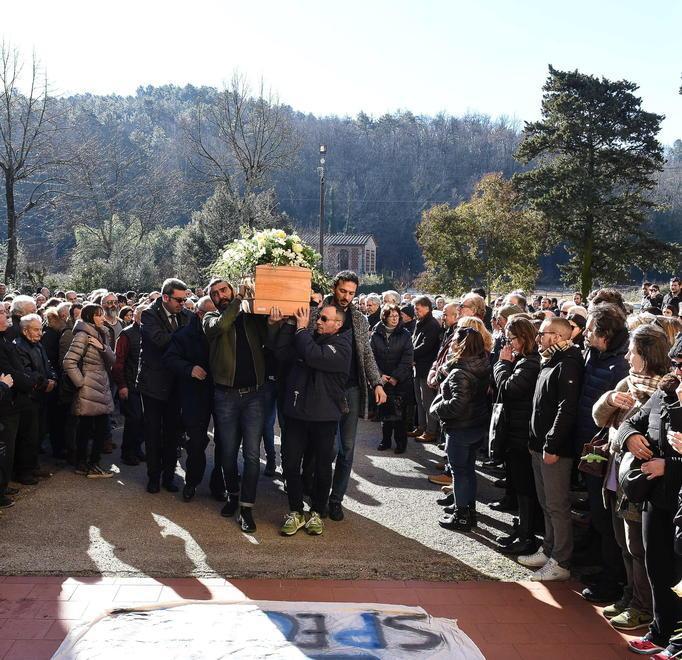 Folla commossa a Lucca per l’addio ad Alessandro 
