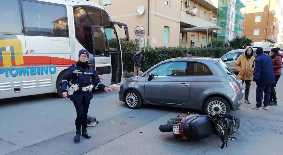 Scontro auto-scooter, quindicenne trasferito in elicottero a Livorno