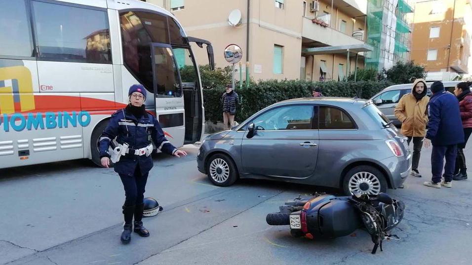 Scontro auto-scooter, quindicenne trasferito in elicottero a Livorno