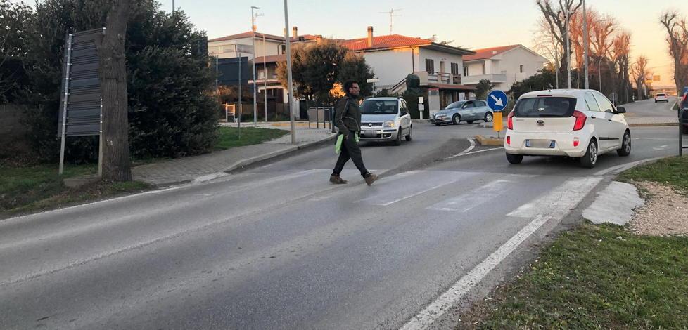 Incrocio pericoloso «Abbiamo rischiato di essere investiti» 