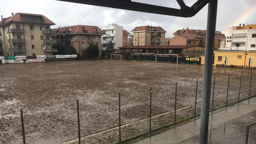 Pozzanghere e fango Il campo è inagibile