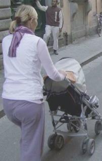 Una mamma con il figlio in carrozzina
