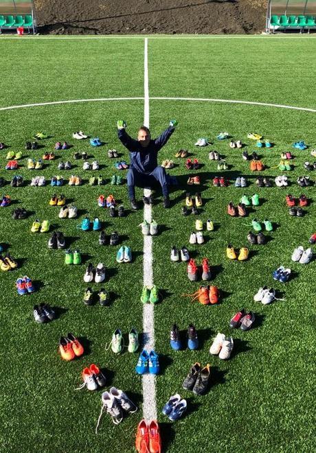 Musta porta un sorriso ai bimbi in Africa raccogliendo le scarpe per giocare a calcio