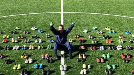 Musta porta un sorriso ai bimbi in Africa raccogliendo le scarpe per giocare a calcio