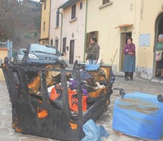 Sopra il divano carbonizzato davanti alla casa della famiglia Betti, a fianco il caminetto con accanto la tv e lo stereo fusi dal calore delle fiamme
