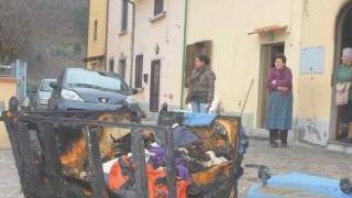 Sopra il divano carbonizzato davanti alla casa della famiglia Betti, a fianco il caminetto con accanto la tv e lo stereo fusi dal calore delle fiamme